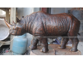 bronse rhino park skulptur innendørs skulptur