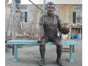 bronse fotballspiller skulptur offentlig kunst